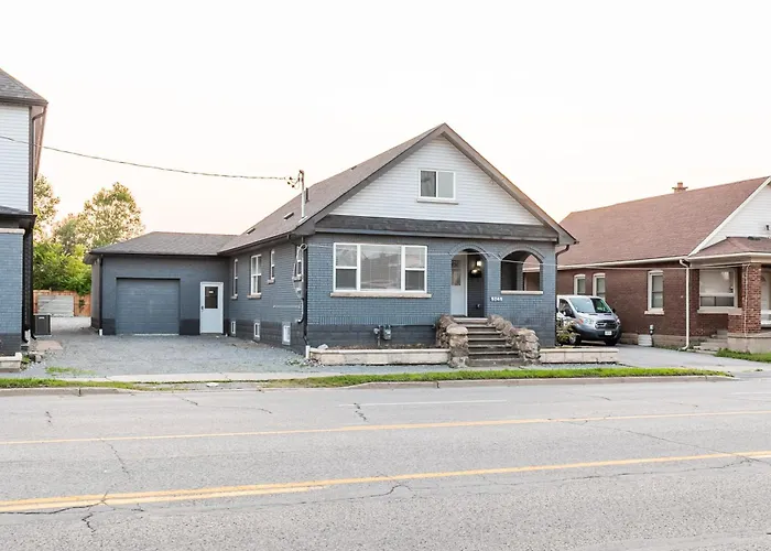 Beautiful Renovated Home 3 Mins Drive To Fall
